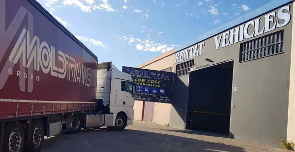 Área de lavado con equipos de alta presión para vehículos industriales