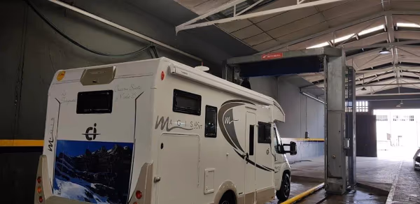 Remolque de carga listo para limpieza especializada en Canovelles