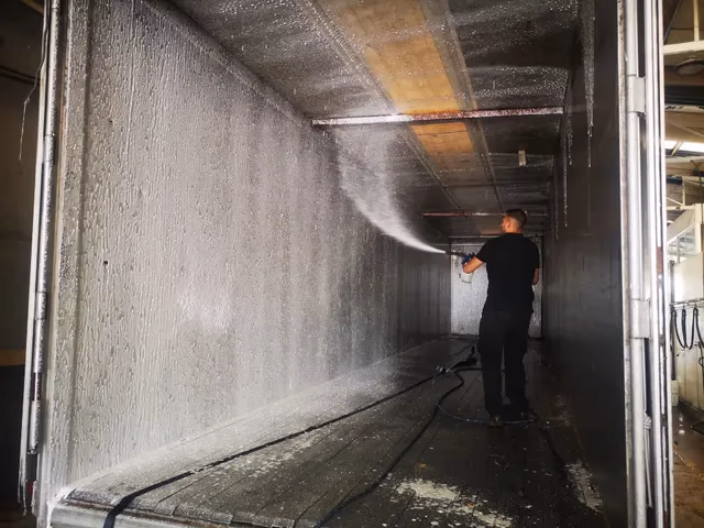 Imagen de servicio de Lavado Interior de Remolques - Lavado profesional de vehículos industriales