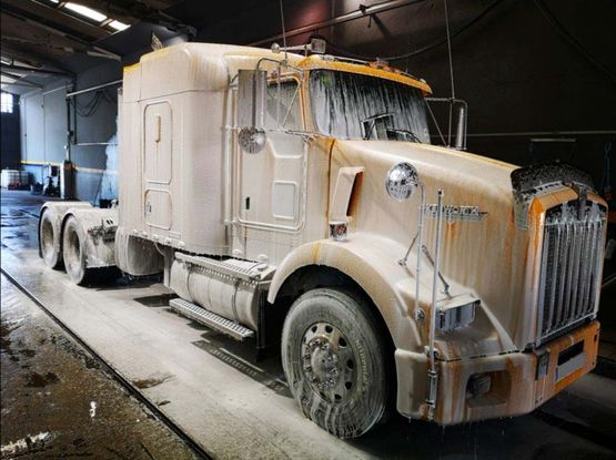 Lavadero Low Cost Canovelles camión en proceso de lavado