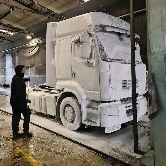 Lavadero Low Cost Canovelles camión con espuma activa