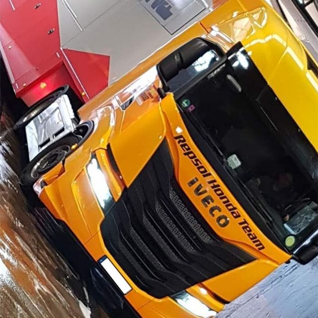 Lavadero Low Cost Canovelles camión de color amarillo
