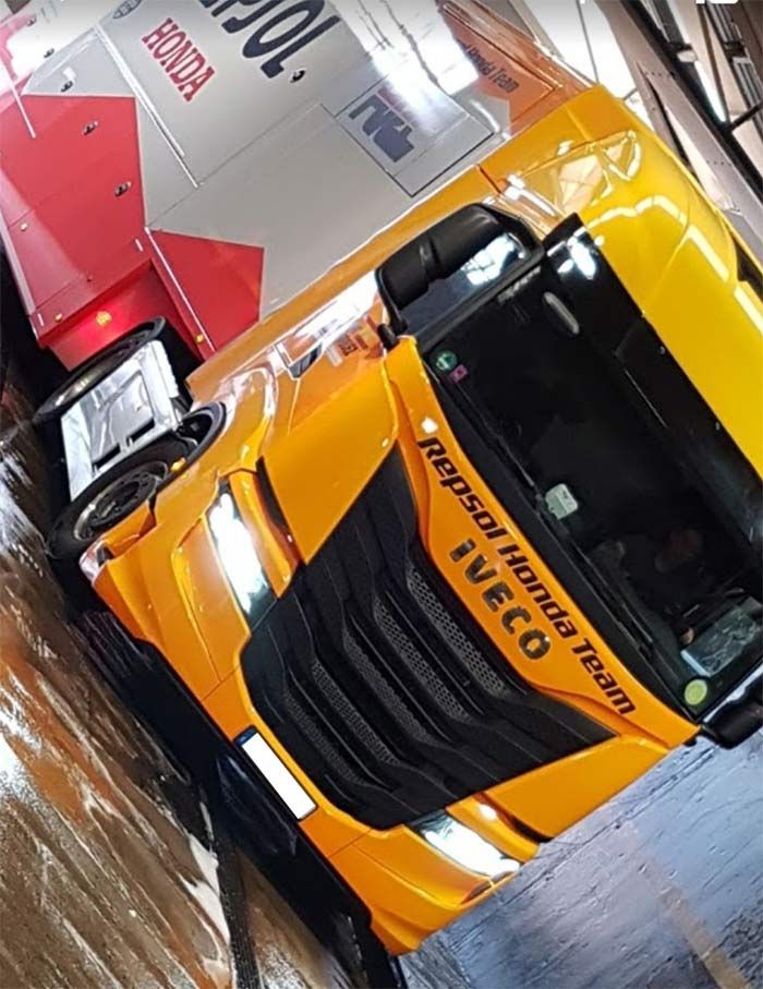 Lavadero Low Cost Canovelles camión de color amarillo