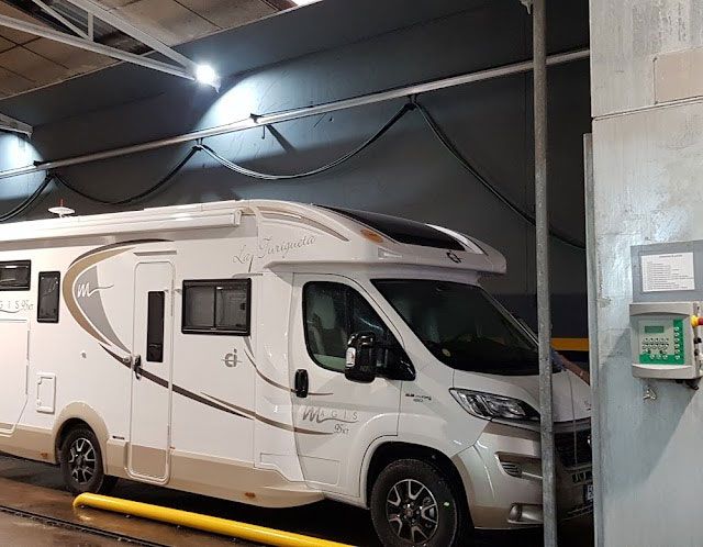 Lavadero Low Cost Canovelles caravana estacionada